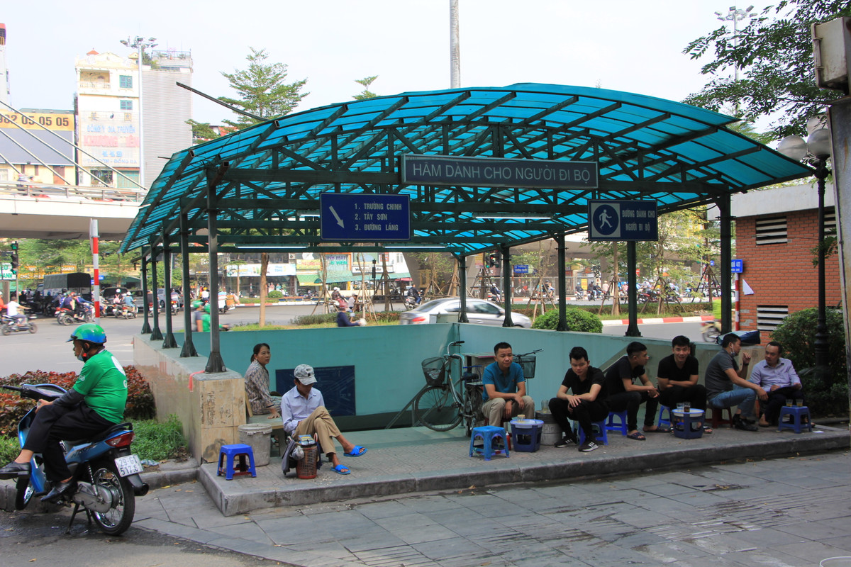 Hầm đi bộ nút giao Ngã Tư Sở có quy mô, hiện đại nhất với chiều dài gần 500m đi theo vòng tròn, 12 cửa đặt theo 4 góc đường: Tây Sơn - Láng, Láng - Nguyễn Trãi, Nguyễn Trãi - Trường Chinh, Trường Chinh - Tây Sơn, mỗi cửa đều có 3 lối lên xuống dành cho người đi bộ và xe đạp nhưng đều bị chặn bởi các quán nước vỉa hè.