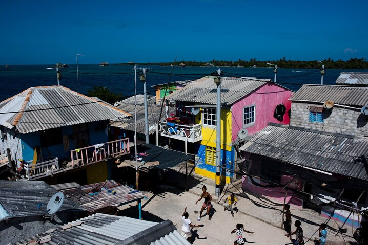 Nguồn điện trên hòn đảo này cũng thiếu hụt và họ phải dựa vào máy phát điện diesel và các tấm pin mặt trời. Điều đáng ngạc nhiên là dù có gần trăm ngôi nhà nhưng tỷ lệ tội phạm thấp đến mức thậm chí không có cảnh sát tại đây. Ảnh: NG.