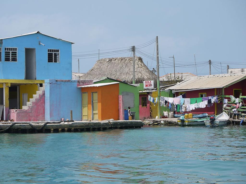 Nước sinh hoạt, thực phẩm, nhu yếu phẩm đều được chuyển từ đất liền lên đảo. Đảo cũng không có nghĩa trang nên người chết được mang tới đảo khác để chôn cất. Ảnh: IT.