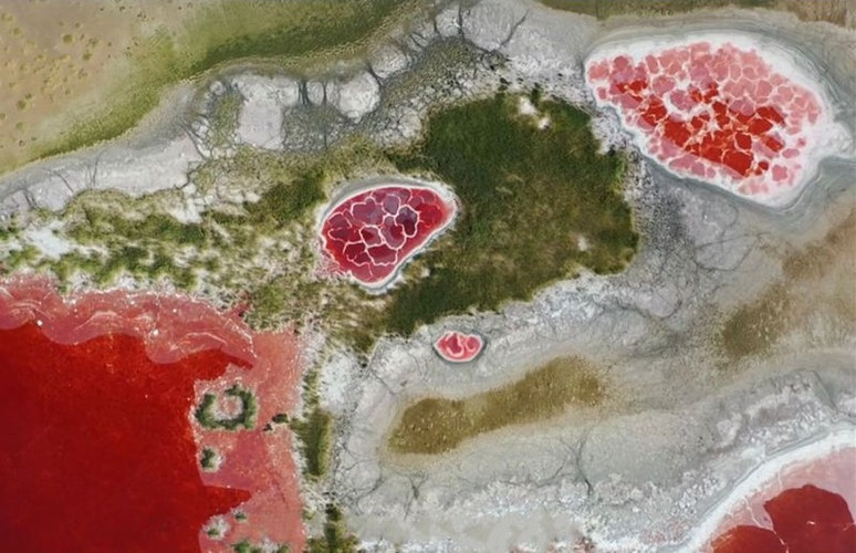 Trong tiếng Mông Cổ, "Wulan" có nghĩa là màu đỏ. Hồ Ô Lan toát lên vẻ quyến rũ khó cưỡng nhờ màu sắc đặc biệt của nước hồ.