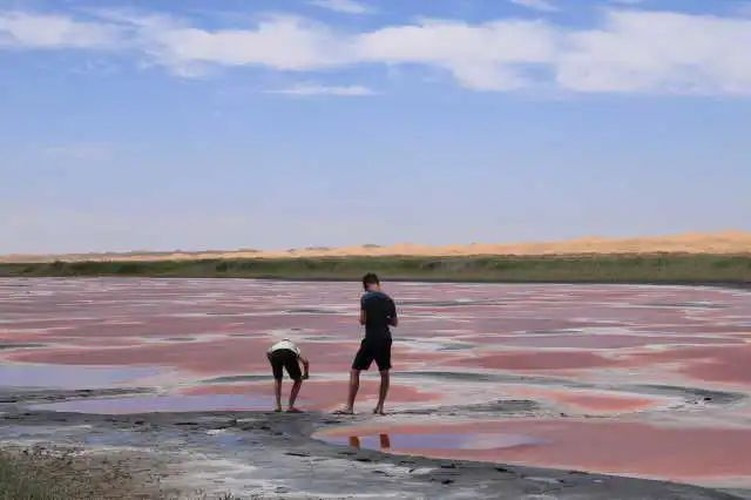 Màu của nước hồ Ô Lan thường thay đổi theo mùa. Vào mùa hè, khi lượng mưa trên sa mạc nhiều hơn, mực nước cao hơn nên nước hồ sẽ chuyển sang màu hồng.