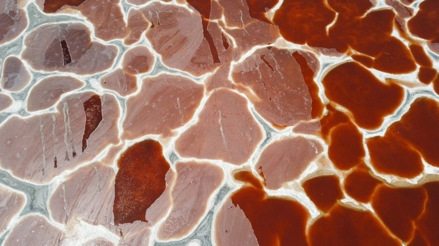 Với vẻ đẹp kỳ lạ, hồ Ô Lan ngày nay trở thành một thắng cảnh thu hút nhiều du khách tới tham quan. Tuy nhiên, các nhà khoa học khuyến cáo du khách không nên tắm ở hồ Ô Lan do độ kiềm trong nước ở đây quá cao.