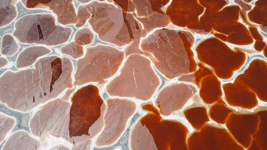 Với vẻ đẹp kỳ lạ, hồ Ô Lan ngày nay trở thành một thắng cảnh thu hút nhiều du khách tới tham quan. Tuy nhiên, các nhà khoa học khuyến cáo du khách không nên tắm ở hồ Ô Lan do độ kiềm trong nước ở đây quá cao.