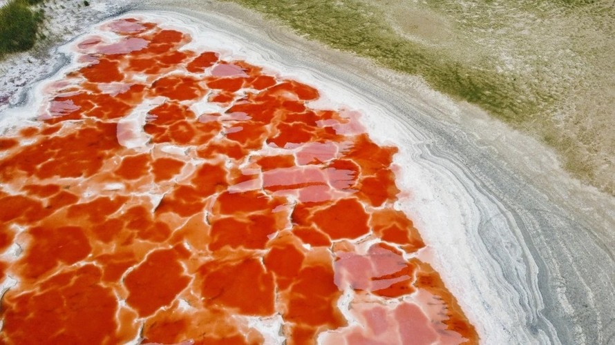 Theo những người dân địa phương, hồ Ô Lan sâu hơn 2 mét. Thời điểm thích hợp nhất để ghé thăm hồ là vào tháng 7 tới tháng 9. Lúc này, ánh nắng mặt trời sẽ khiến màu sắc nước hồ Ô Lan trở nên càng rực rỡ hơn.