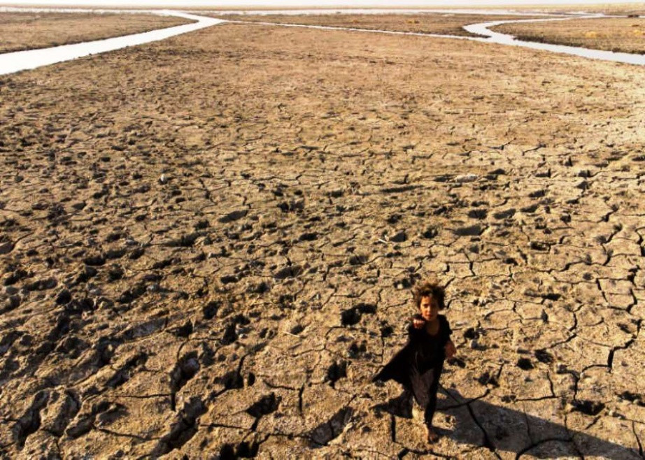 5. Iraq: Nằm ngay liền kề Iran, Iraq cũng chịu khí hậu khô nóng, ít mưa vào mùa hè. Nhiều ngày liền, nơi đây từng ghi nhận mức nhiệt tăng cao trên 50 độ C. Nhiệt độ trung bình năm ở Iraq vẫn rất cao, từ 20 đến 30 độ C. Do đó, đây vẫn được xem là một trong những quốc gia nóng nhất thế giới. Ảnh: MSN/Hussein Faleh.