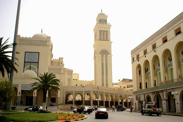 Ở Al Aziziyah, cư dân có xu hướng hoạt động nhiều hơn vào ban đêm, làm các công việc nhà và đi chợ vào lúc nửa đêm khi thời tiết bên ngoài dễ chịu hơn.