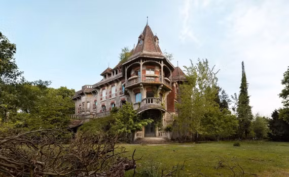 Nhiếp ảnh gia người Pháp với nghệ danh Dimitri "Jahz Design" từ khi mới bắt đầu sự nghiệp đã có một niềm đam mê đặc biệt, đó là chụp ảnh những công trình kiến trúc bị bỏ hoang. Ảnh một lâu đài bỏ hoang đẹp xinh ở Pháp. (Ảnh: Jahz Design)