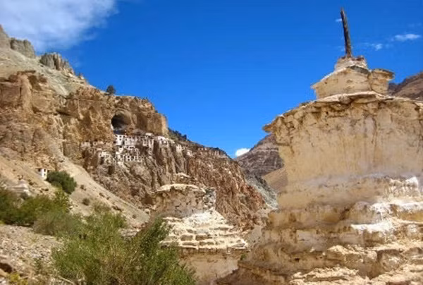 Tan muc tu vien noi tieng nam cheo leo tren vach nui da-Hinh-10