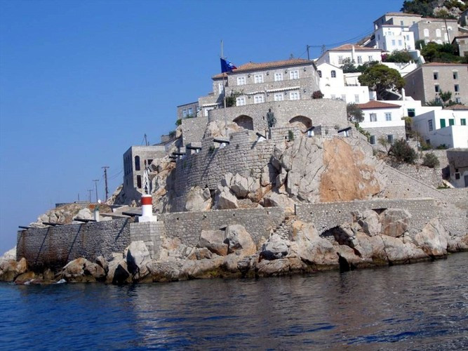 Mặc dù hòn đảo này chỉ dài 10 dặm nhưng có hơn 300 nhà thờ, tập trung chủ yếu ở các khu vực đông dân nhất nên ở đây, bạn sẽ phải làm quen với tiếng chuông nhà thờ, cứ khoảng nửa giờ lại vang lên thánh thót. Ảnh: IT.