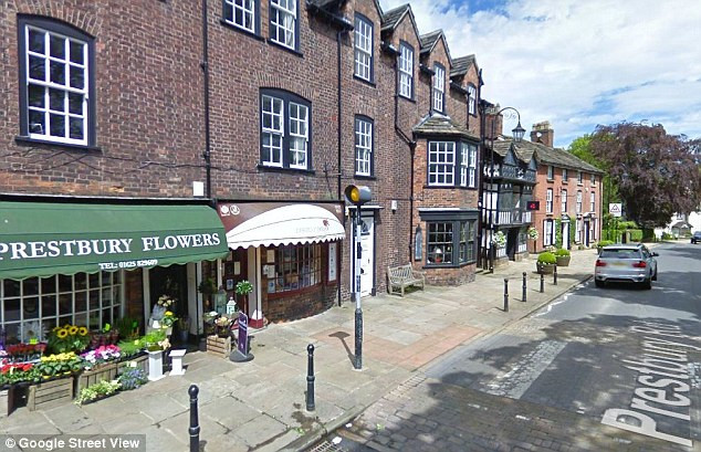 Prestbury cũng có vô số nhà hàng và quán cà phê và ngôi làng tự hào với nhà hàng The Coast nổi tiếng với hải sản và quầy bar nằm ngay đối diện con phố chính. Ảnh: Google Street View.