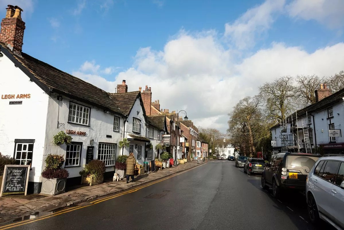 Trong những năm gần đây, ngôi làng giàu có Prestbury được tân trang theo phong cách hiện đại ở bên trong nhưng vẫn giữ lại những nét đặc trưng lịch sử như thanh xà bằng gỗ sồi rộng lớn. Ảnh: Manchester Evening News.