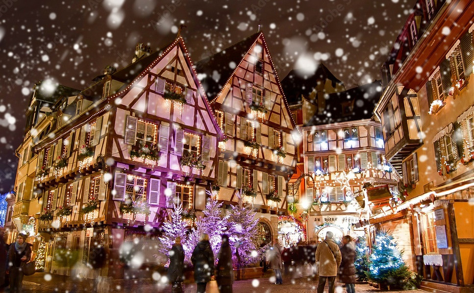 Giáng sinh là thời điểm đẹp nhất để đến Colmar, những bông tuyết trắng phủ lên mái nhà cổ kính, khắp mọi nơi chìm đắm trong ánh sáng lung linh của đèn và hoa.