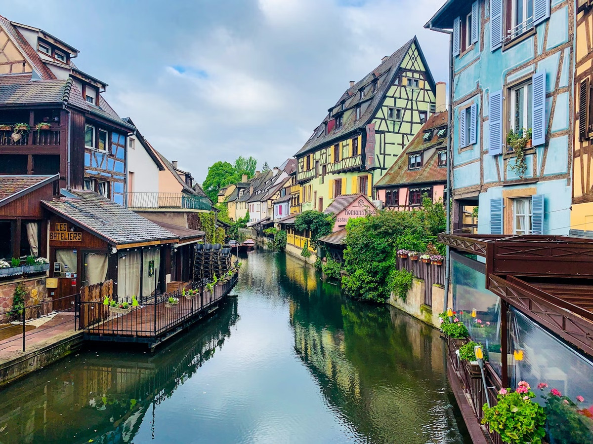 Colmar có diện tích nhỏ bé chỉ hơn 66 km2, tuy nhiên vẫn là ngôi làng lớn thứ 3 thuộc miền Đông Bắc nước Pháp.
