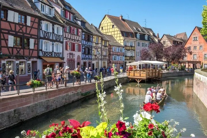 Ngôi làng Colmar nằm bên dòng sông Lauch thơ mộng thuộc vùng Alsace, là vùng đất được thiên nhiên ưu đãi khá nhiều và được ví là "tiểu Venice". (Nguồn ảnh: Unsplash)