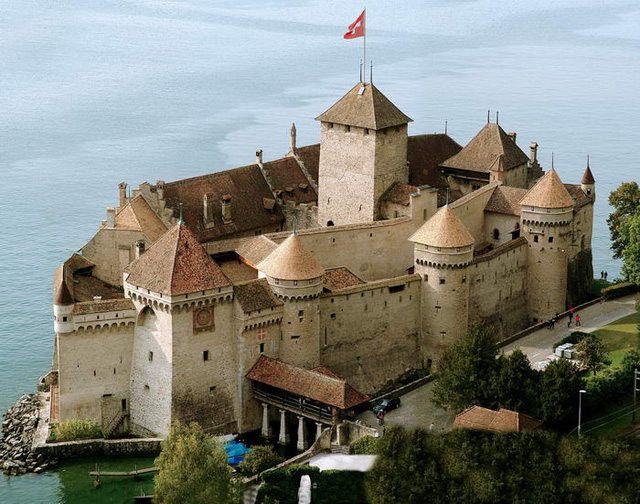 Lâu đài Chillon (Château de Chillon) ở Thụy Sỹ được xây dựng trên một hòn đảo trong hồ Geneva, thuộc bang Vaud vào thế kỷ 13. Đây là lâu đài thời trung cổ được bảo tồn toàn vẹn nhất ở châu Âu.