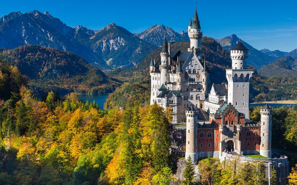 Neuschwanstein ở Đức là lâu đài cổ được xây dựng từ năm 1869. Lâu đài Neuschwanstein mở cửa cho công chúng tham quan từ năm 1886 và hiện là một trong những lâu đài được tham quan nhiều nhất thế giới. (Ảnh: EuroCentre, IT).