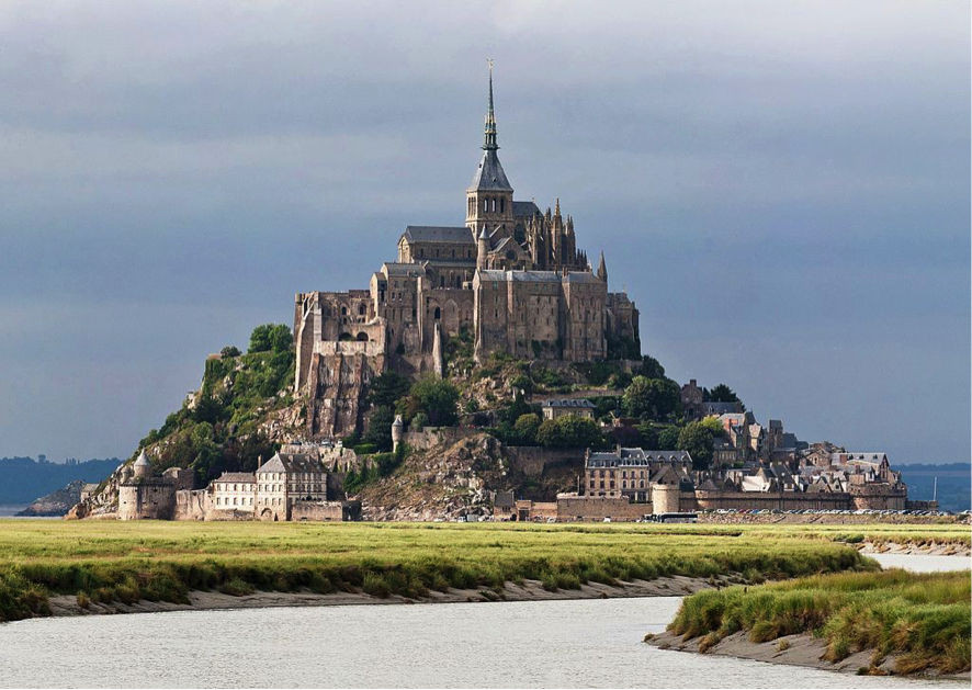 Lâu đài Mont Saint Michel nằm trên một hòn đảo nhỏ ở Saint Michel, phía Tây Bắc nước Pháp. Đây là địa danh thu hút khách du lịch chỉ đứng sau tháp Eiffel và cung điện Versailles ở Pháp.