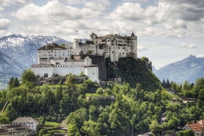 Lâu đài Hohensalzburg ở Áo cũng được coi là một pháo đài trên đỉnh núi, được xây dựng vào năm 1077.