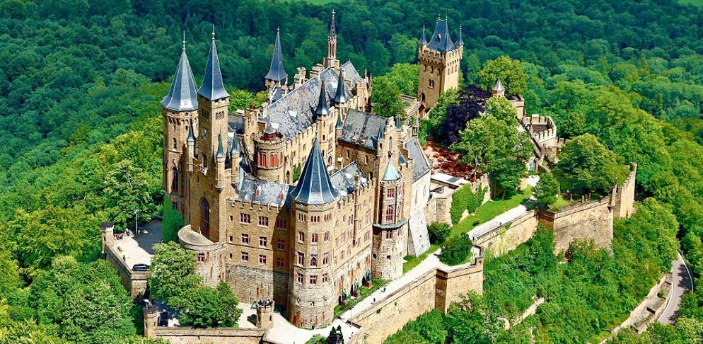 Lâu đài Hohenzollern ở Đức được xây dựng vào đầu thế kỷ 11 tại tiểu bang Baden-Württemberg, là biểu tượng quyền lực của gia tộc Hohenzollern thuộc Hoàng gia Đức trước khi chế độ quân chủ bị lật đổ sau Thế chiến I.