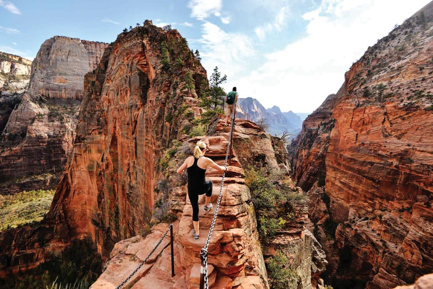 Chính các yếu tố thiên nhiên như gió, nước đã làm xói mòn các khe đá, tạo thành những cột đá chằng chịt với chiều cao lên đến 45 mét. Hệ thống những cột đá, tháp đá san sát nhau này còn có màu sắc đa dạng như vàng, đỏ cam, trắng,…nổi bật. Nơi này thu hút nhiều nhiếp ảnh gia và du khách.