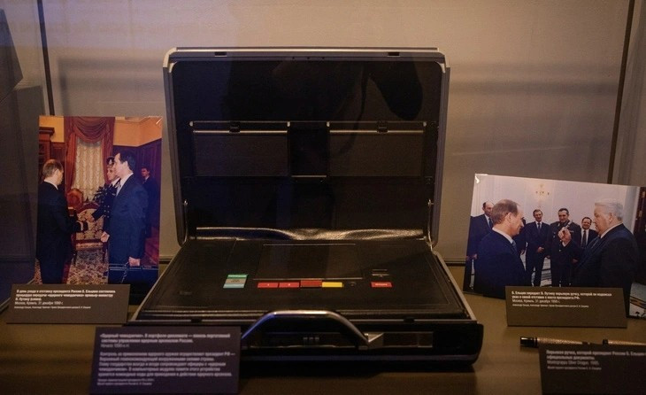 Điều ít biết về chiếc vali hạt nhân luôn theo sát Tổng thống Putin - Hình 2 Dieu it biet ve chiec vali hat nhan luon theo sat Tong thong Putin-Hinh-2