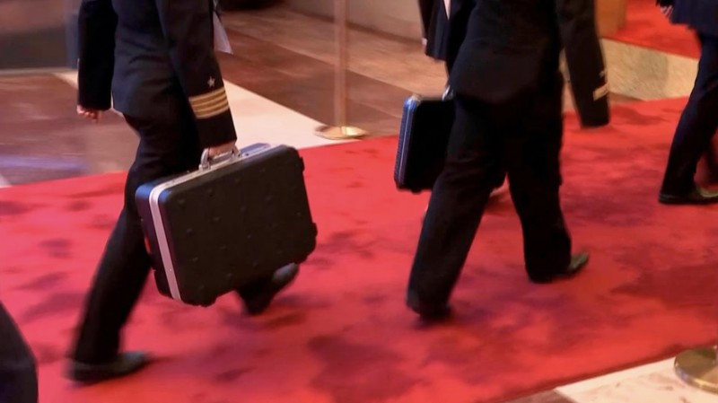 Điều ít biết về chiếc vali hạt nhân luôn theo sát Tổng thống Putin - Hình 3 Dieu it biet ve chiec vali hat nhan luon theo sat Tong thong Putin-Hinh-3