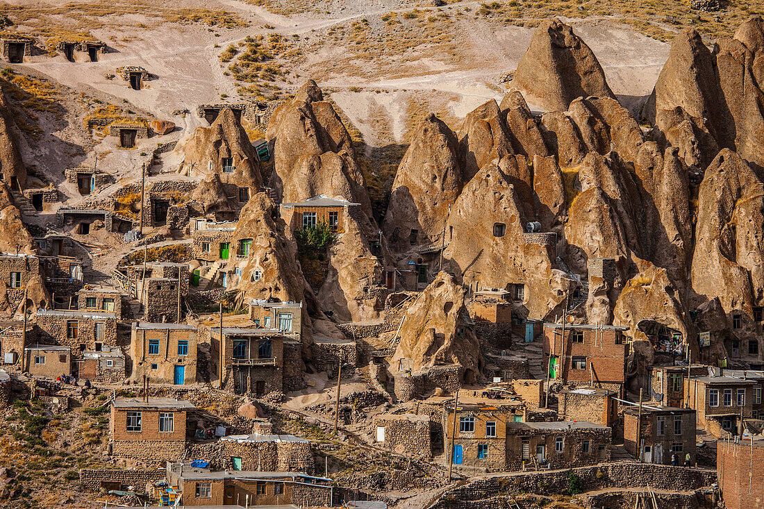  Ngôi làng cổ Kandovan nằm ở phía Tây Bắc của Iran, cách thành phố Tabriz 60km về phía Tây Nam. Nơi đây được biết đến như là một trong những ngôi làng kỳ lạ nhất thế giới. Ảnh: Lookphotos.