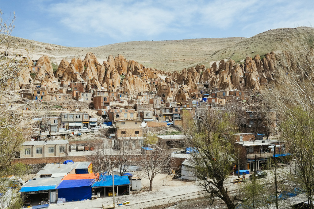 Tầng trệt dành cho động vật, tầng một và tầng hai làm không gian sinh sống, còn tầng trên cùng có thể làm nơi thờ cúng hay lưu giữ những vật dụng không cần thiết. Ảnh: Yomadic.