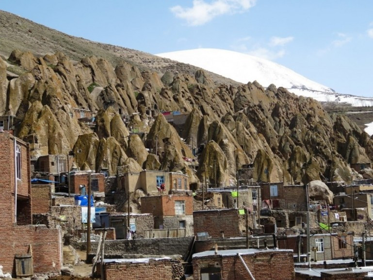 Theo truyền thuyết, những cư dân đầu tiên đến sống trong những chóp đá đó để trốn tránh quân xâm lược. Họ ngày đêm đào những khối đá núi lửa để làm nơi ẩn náu. Ảnh: BPA.