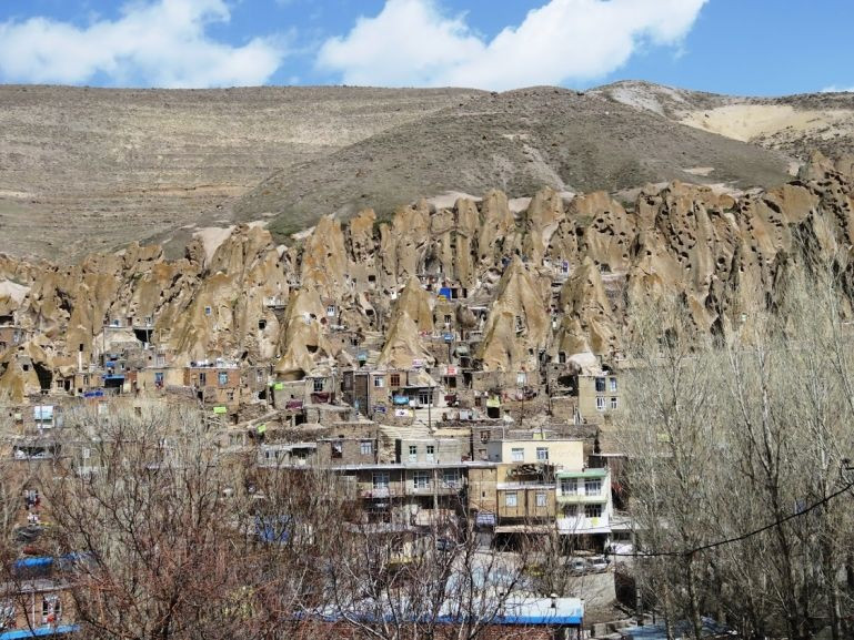 Sau đó, khu dân cư này trông chẳng khác gì những tổ mối trong thiên nhiên nhưng điểm đặc biệt là nó cấu tạo từ những lớp tro núi lửa cổ đại, bị chèn, nén qua hàng ngàn năm mà thành. Ảnh: BPA.