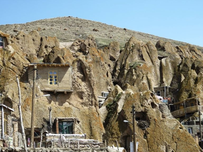 Cái tên Kandovan của ngôi làng có nguồn gốc từ tiếng Ba Tư. 'Kanto' có nghĩa là tổ ong do hình dáng đặc biệt của những ngôi nhà tại đây, chúng được sắp xếp nằm san sát nhau như một tổ ong khổng lồ mà thiên nhiên đã ban tặng ngôi làng này. Ảnh: BPA.