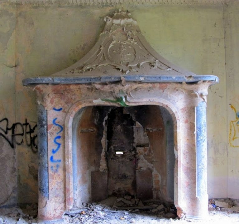 Nội thất của dinh thự được trang hoàng bằng bích họa và nhiều đồ quý giá. Một lò sưởi lớn và một cây đàn piano lộng lẫy được đặt trong phòng khách chính.