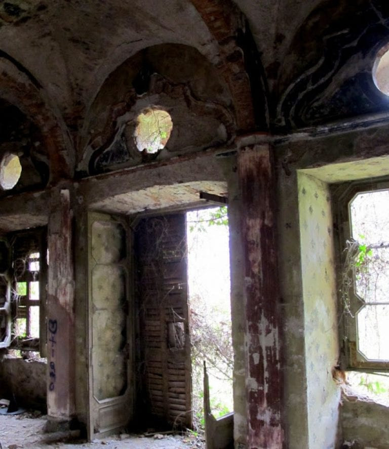 Ngôi biệt thự được xây dựng với tất cả các tính năng hiện đại của thời đó như hệ thống ống nước trong nhà, ống nước nóng và thậm chí là một đài phun nước ngoài trời có áp suất lớn.