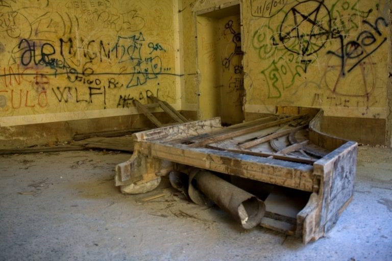 Truyền thuyết kể rằng khi Bá tước Felix de Vecchi quay trở lại nhà, ông phát hiện vợ bị sát hại dã man, với khuôn mặt bị biến dạng và con gái cũng bị mất tích trong đêm đó.