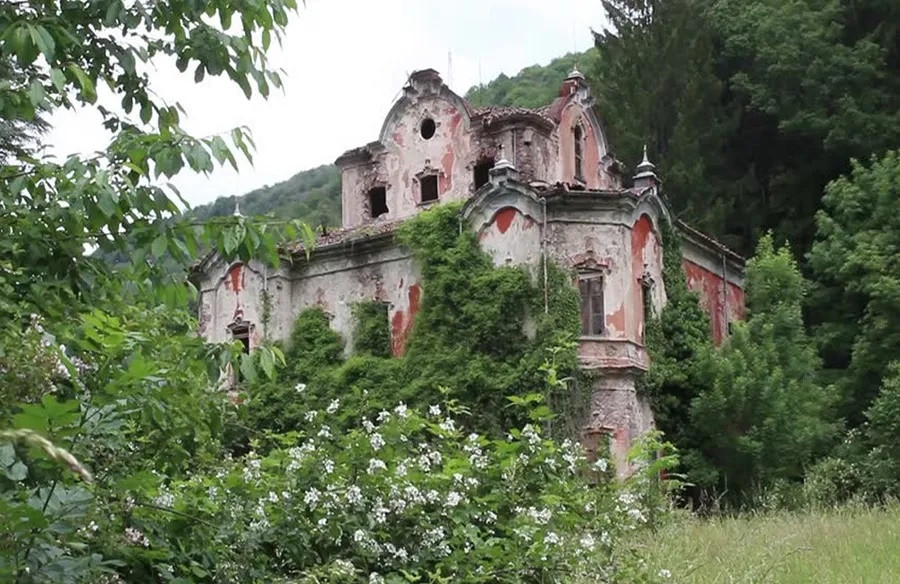 Sau cái chết của bá tước, quyền sở hữu của ngôi nhà thuộc về người anh em của ông cho đến khi Thế chiến II bùng nổ. Sau đó, nó được sở hữu bởi một chuỗi các gia đình quý tộc khác nhau đến khi cuối cùng ngôi biệt thự bị bỏ hoang từ những năm 1960.