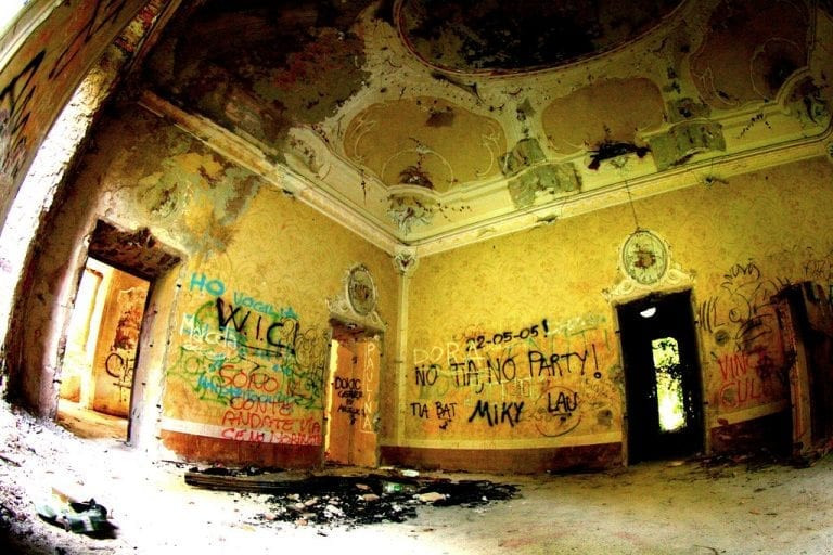 Theo những đồn đại xung quanh Nhà Đỏ, gia đình de Vecchi từng có những mùa hè rất hạnh phúc tại biệt thự, nhưng khoảng thời gian hạnh phúc đó kết thúc vào một đêm năm 1862 trong khi Bá tước vắng nhà.