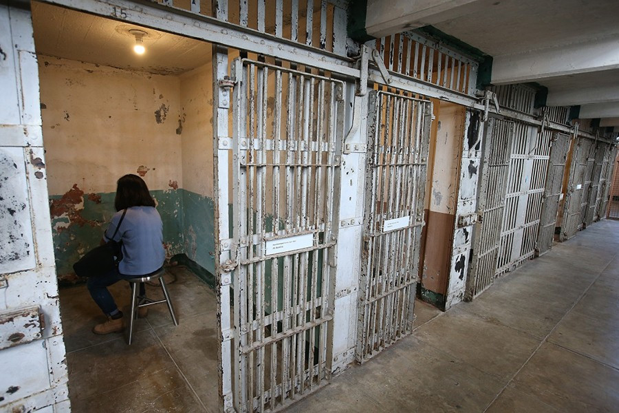 Nhà tù trên đảo Alcatraz mở cửa vào năm 1934, từng giam 1.545 tù nhân trong gần 3 thập kỷ hoạt động, trong đó có Al Capone của băng đảng Ma Barker, Robert Stroud, biệt danh là “Người chim của Alcatraz” hay George “Súng máy” Kelly.