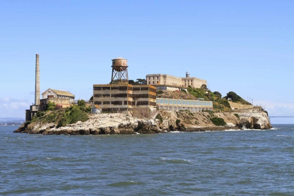 Đảo Alcatraz ở San Francisco, California, được một nhà thám hiểm người Tây Ban Nha phát hiện. Nằm giữa Vịnh San Francisco, đây là nơi giam giữ một số tù nhân đáng sợ nhất nước Mỹ.