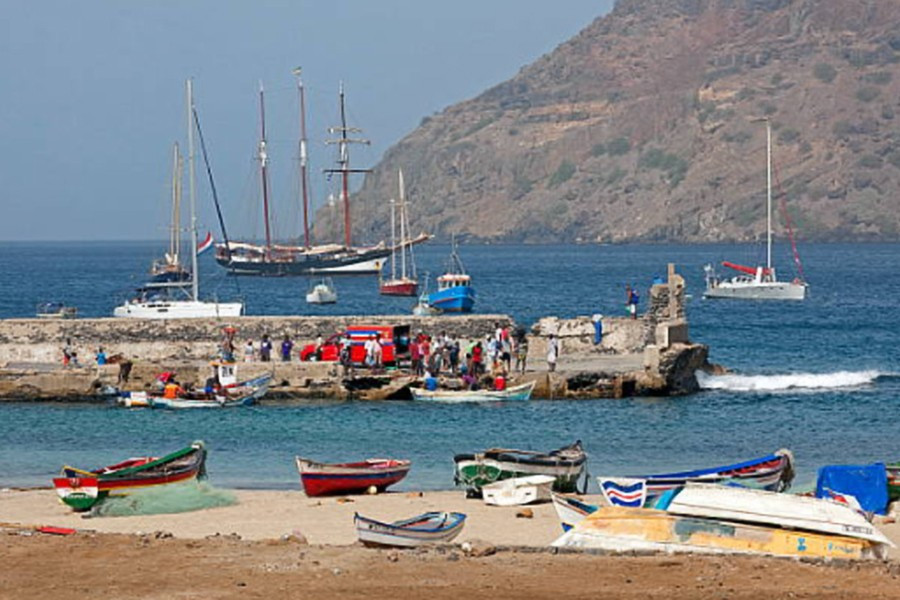 Gần 300 tù nhân, tội phạm và những người bất đồng chính kiến bị giam giữ ở đây trong điều kiện hết sức khắc nghiệt. Một số tù nhân đã chết trong quá trình xây dựng bức tường được gọi là “Bức tường nước mắt”.