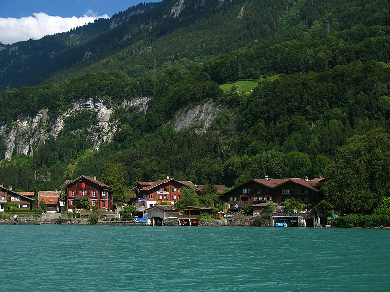Đi dạo dọc bờ hồ Brienz hay đứng trên tàu, du khách sẽ thấy bao quát dãy núi Alps hùng vĩ ẩn hiện trên nền nước xanh ngọc lam tuyệt đẹp. Ảnh: Wikipedia.