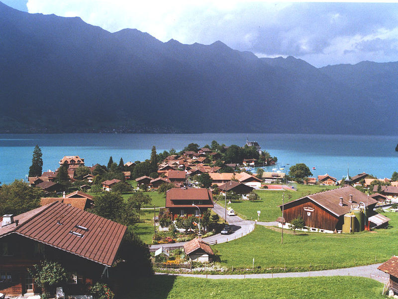 Nếu đi du thuyền trên hồ Brienz, du khách sẽ thu vào tầm mắt toàn cảnh hẻm núi, vách đá dựng đứng, hay thác nước Giessbach kỳ vĩ ở xung quanh…Ảnh: Wikipedia.