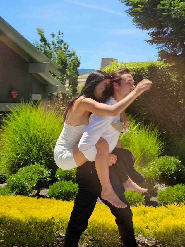 Trước đó, ái nữ nhà tỷ phú Bill Gates đã công khai hẹn hò với bạn trai mới, Arthur Donald - cháu trai của danh ca Paul McCartney. Phoebe chia sẻ bức ảnh được bạn trai cõng trong lễ tốt nghiệp.