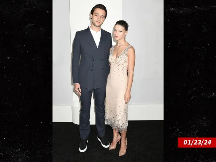 Theo nhiều nguồn tin, Phoebe và Arthur quen biết nhau thông qua nhà thiết kế thời trang Stella McCartney, cô của Arthur. Stella McCartney là người sáng lập thương hiệu thời trang cao cấp cùng tên và từng hợp tác với thương hiệu thời trang non trẻ "Phia" của Phoebe và bạn thân Sofia Kianni.