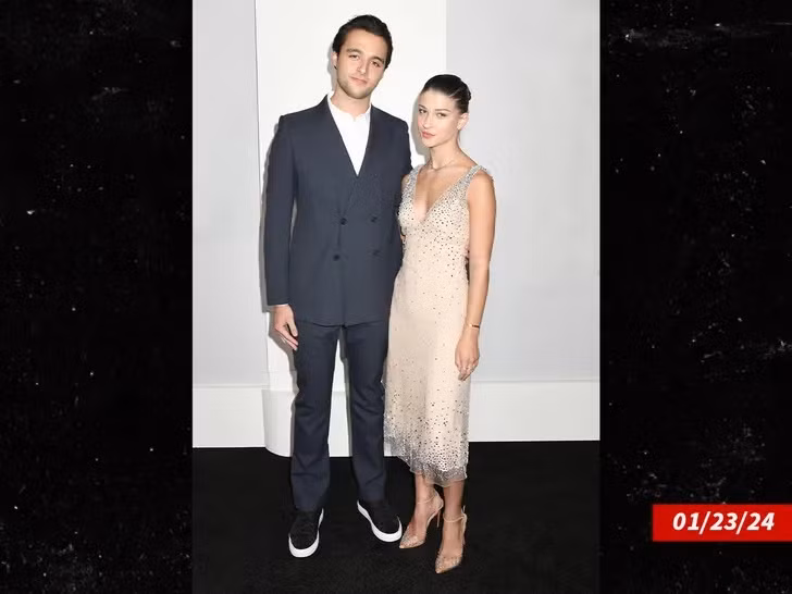 Theo nhiều nguồn tin, Phoebe và Arthur quen biết nhau thông qua nhà thiết kế thời trang Stella McCartney, cô của Arthur. Stella McCartney là người sáng lập thương hiệu thời trang cao cấp cùng tên và từng hợp tác với thương hiệu thời trang non trẻ "Phia" của Phoebe và bạn thân Sofia Kianni.