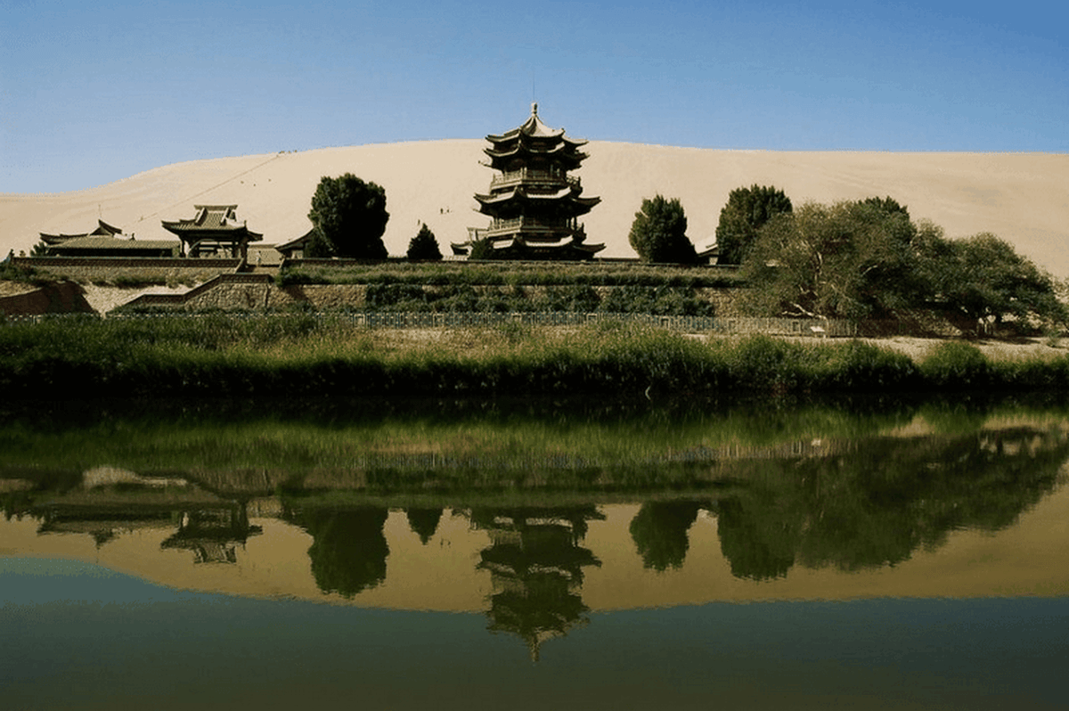 Đến nơi này, du khách sẽ có dịp chiêm ngưỡng vẻ đẹp của những công trình kiến trúc mang đặc trưng phong kiến xưa, không khác gì một cung điện giữa sa mạc hoang vu.