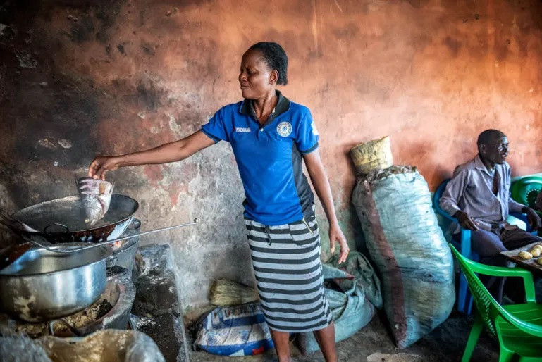 Khi trữ lượng cá giảm mạnh ở phần lớn hồ lớn nhất châu Phi, cá rô sông Nile trưởng thành lớn vẫn được tìm thấy ở vùng nước sâu của hồ Victoria bao quanh Migingo khiến hòn đảo này bị tranh chấp.