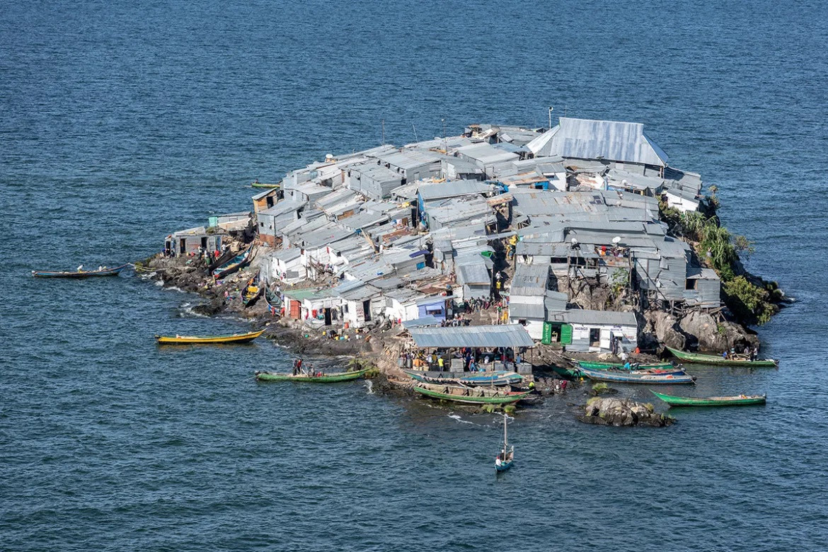 Đảo Migingo nằm trên hồ Victoria, cách đảo Piramide 1,8km về phía Bắc. Hòn đảo nhỏ nhất châu Phi này nằm gần đường biên giới của hai nước Kenya và Uganda, là vùng tranh chấp có chủ quyền giữa hai nước. (Ảnh: Al Jazeera)