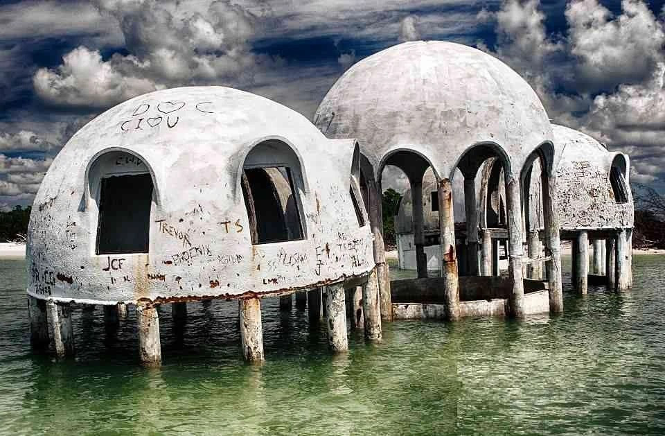 Cape Romano Dome House (Mỹ), được xây dựng vào năm 1981, là một trong những ví dụ điển hình về những ngôi nhà bị bỏ hoang có mái vòm. Ngôi nhà đã bị cơn bão Ian nhấn chìm hoàn toàn vào năm 2022. Ngôi nhà nằm sâu dưới nước nên lặn xuống là cách duy nhất du khách có thể khám phá nơi này. Ảnh: Sometimes Interesting.
