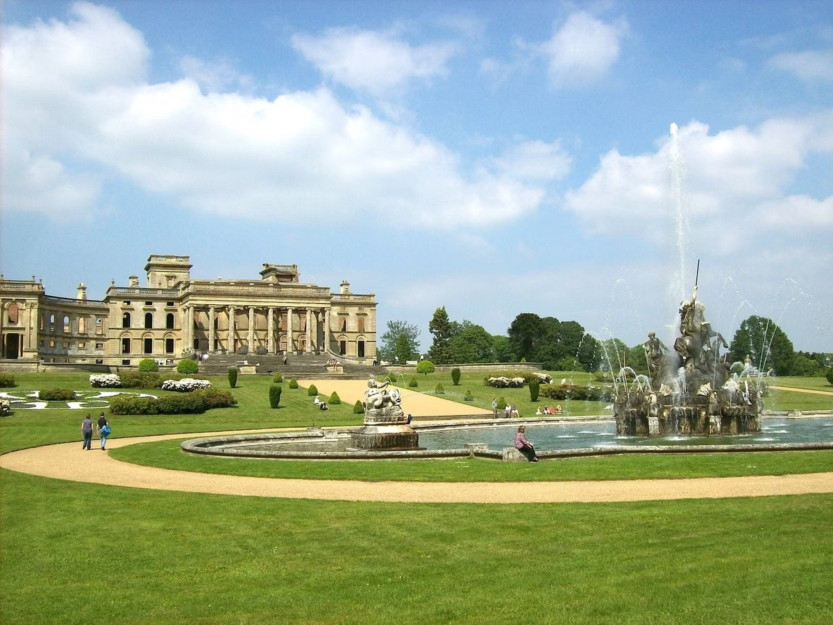 Witley Court &amp; Gardens (Anh) nằm trong số những dinh thự bỏ hoang đẹp nhất thế giới. Dinh thự được xây dựng vào thế kỷ 17 và được tu sửa vào thế kỷ 19 khi có chủ mới. Tuy nhiên, Witley Court &amp; Gardens gặp phải một trận hỏa hoạn năm 1937. Hiện tại, dinh thự đã được tu sửa, mở cửa cho du khách đến tham quan. Ảnh: Guide2.