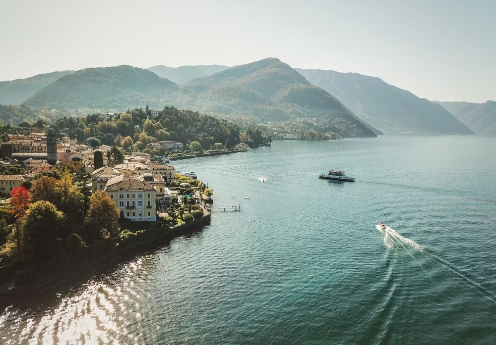 Dunnellen Hall (Mỹ) là một trong những ngôi nhà bỏ hoang rùng rợn nhất thế giới. Trước đây, Dunnellen Hall thuộc sở hữu của Leona Helmsley giàu có, được mệnh danh "nữ hoàng xấu tính". Năm 2007, bà mất vì bệnh tim mạch, khiến ngôi nhà bị bỏ hoang. Vài năm sau cái chết của Leona Helmsley, dinh thự được cải tạo. Đến nay, ngôi nhà vẫn chưa được bán. Ảnh: Shutterstock.